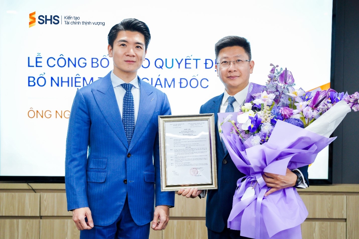 Ông Đỗ Quang Vinh – Chủ tịch HĐQT trao Quyết định bổ nhiệm Tổng giám đốc và hoa chúc mừng cho ông Nguyễn Duy Linh.