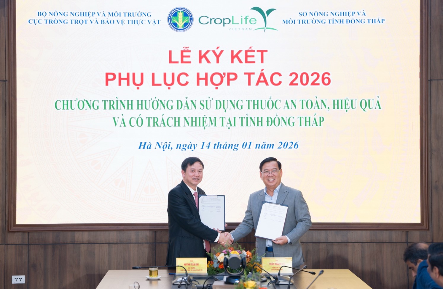 Ông Huỳnh Tấn Đạt, Cục trưởng Cục Trồng trọt và Bảo vệ thực vật (Bên trái) ký kết hợp tác với đại diện CropLife Việt Nam.