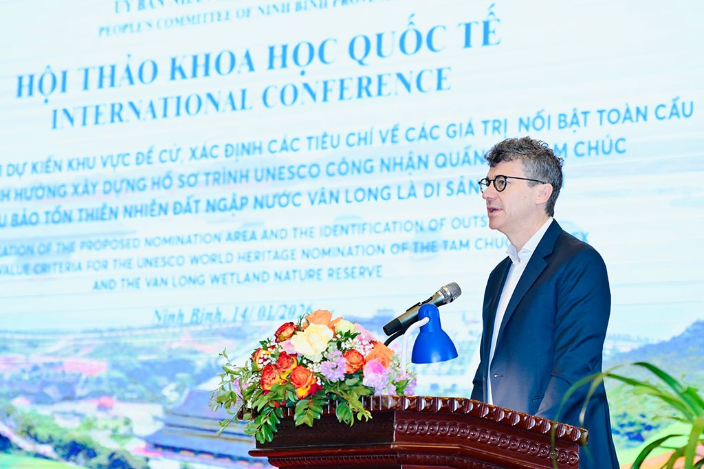 Ông Jonathan Wallace Baker, Trưởng đại diện Văn phòng UNESCO tại Việt Nam phát biểu tại Hội thảo. Ảnh: Báo Ninh Bình