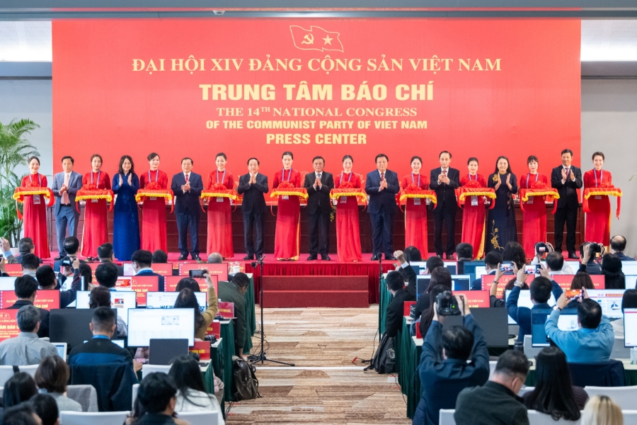 Thường trực Ban Bí thư Trần Cẩm Tú và các đồng chí lãnh đạo các ban, bộ, ngành đã cắt băng chính thức khai trương Trung tâm Báo chí Đại hội XIV của Đảng.