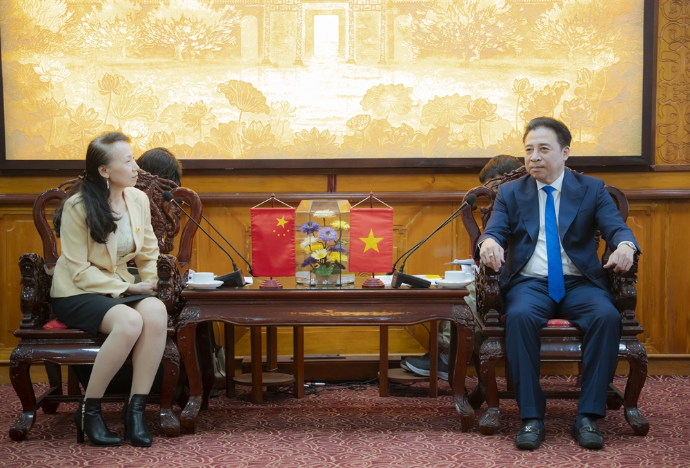 Chủ tịch UBND thành phố Huế Nguyễn Khắc Toàn và Bà Đổng Bích Du trao đổi những nội dung hợp tác giữa hai bên