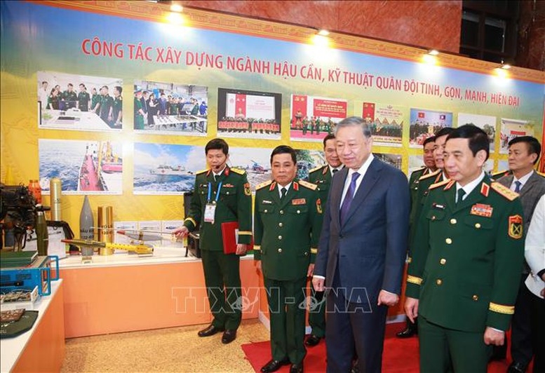 Tổng Bí thư Tô Lâm tham quan triển lãm trưng bày các sản phẩm của Tổng cục Hậu cần - Kỹ thuật - Ảnh: TTXVN