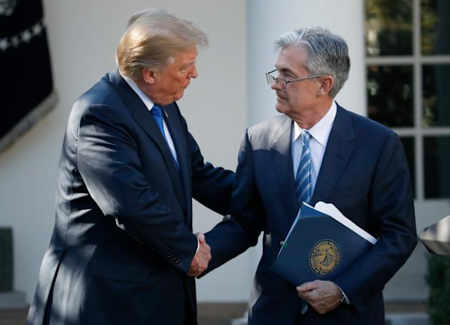 Tổng thống Mỹ Donald Trump (trái) và Chủ tịch Cục Dự trữ Liên bang Mỹ (Fed) Jerome Powell - Ảnh: Getty Images