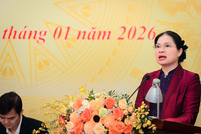 Bà Hà Thị Nga, Uỷ viên Trung ương Đảng, Phó Bí thư Thường trực Đảng ủy MTTQ, các đoàn thể Trung ương, Phó Chủ tịch Ủy ban Trung ương MTTQ Việt Nam trình bày nội dung Tờ trình xin ý kiến tại Hội nghị. Ảnh: Mặt trận.