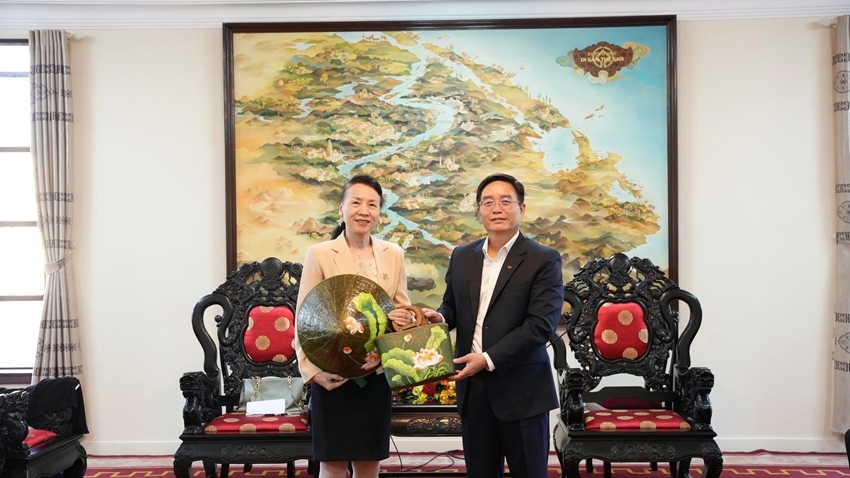 Bí thư Thành ủy nguyễn Khắc Trung tặng quà đến bà Đổng Bích Du Tổng Lãnh sự Trung Quốc tại thành phố Đà Nẵng. Ảnh: Ngọc Hoàng