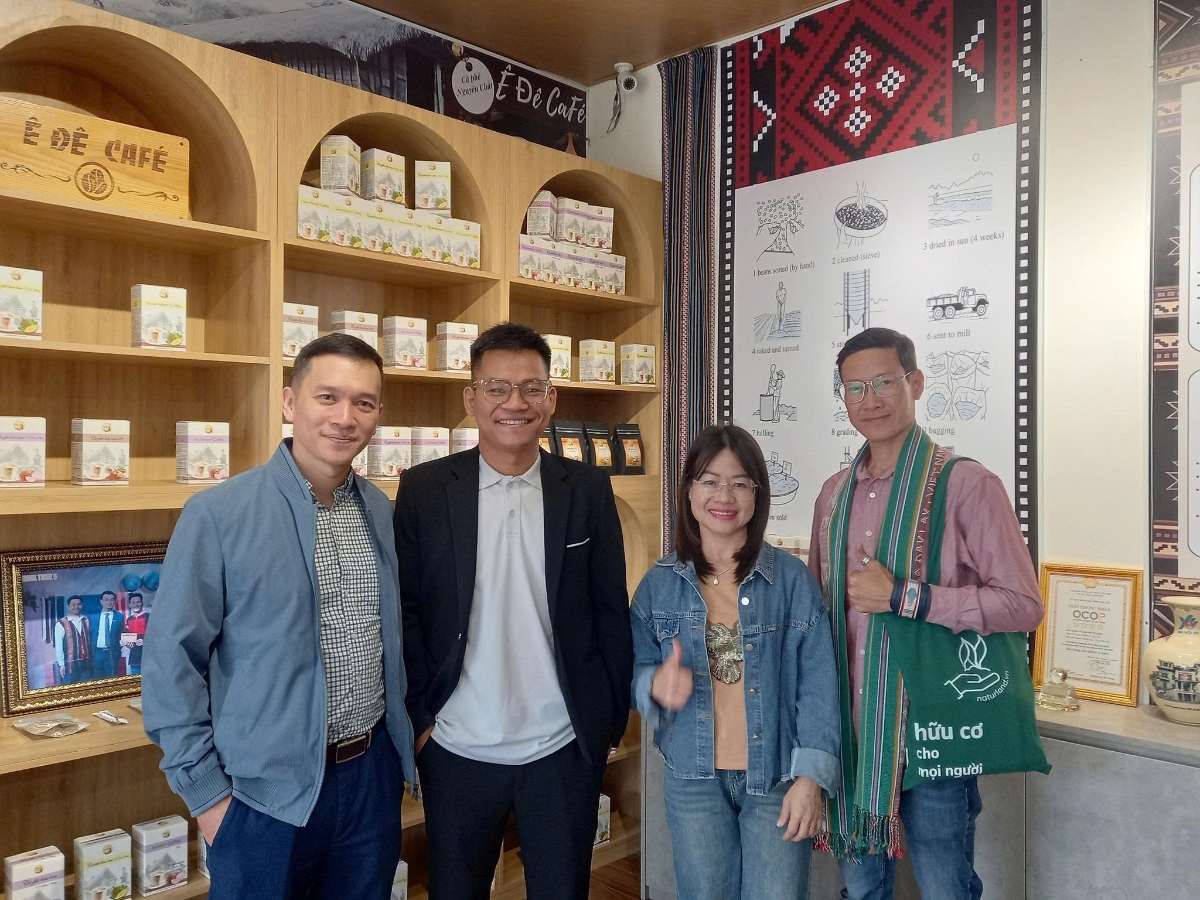 Tháng 12/2025, dự án GEVA phối hợp cùng chuyên gia nông nghiệp hữu cơ ThS. Bùi Khánh Tùng đã thực hiện chuyến khảo sát thực địa tại Ede Coffee – một thương hiệu cà phê đặc sản tiêu biểu của Đắk Lắk, gắn liền với bản sắc văn hóa của người Ê Đê và định hướng phát triển theo mô hình kinh tế tuần hoàn.