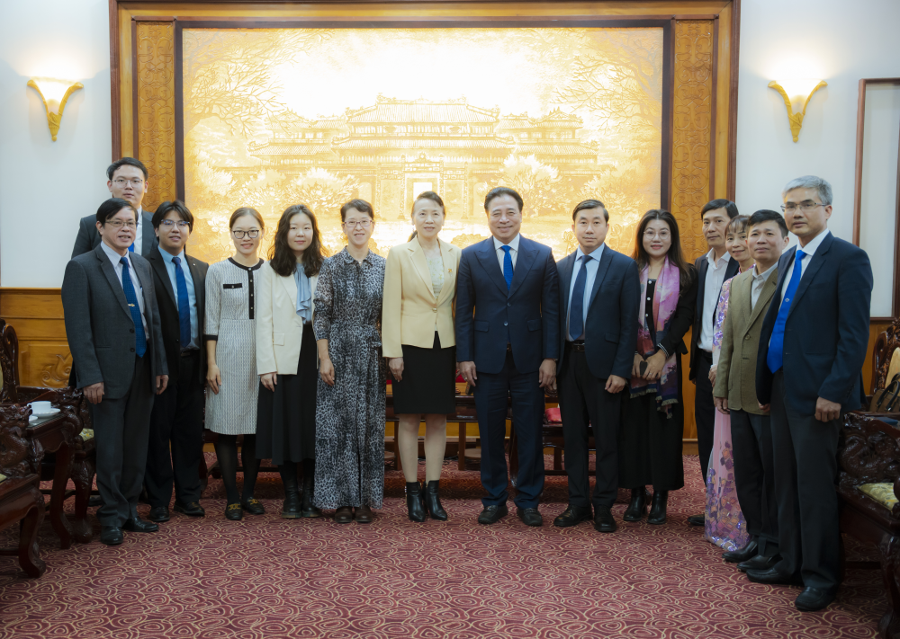 Chủ tịch UBND thành phố Huế Nguyễn Khắc Toàn và Bà Đổng Bích Du chụp ảnh lưu niệm cùng đoàn công tác