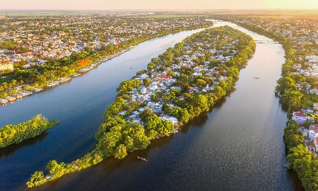 Cồn Hến là một ốc đảo nhỏ nổi lên giữa sông Hương thơ mộng, thuộc phường Vỹ Dạ, thành phố Huế
