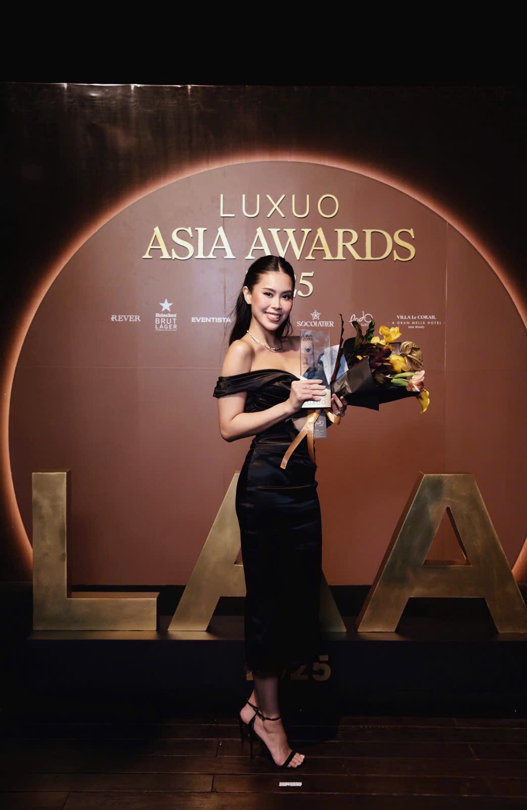 CEO Tiên Nguyễn đại diện DAFC nhận giải thưởng “Best Distributor of the Year” trong hạng mục Business of Luxury.