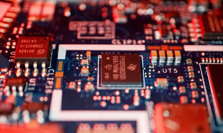 Tổng thống Trump áp thuế quan 25% lên một số loại chip