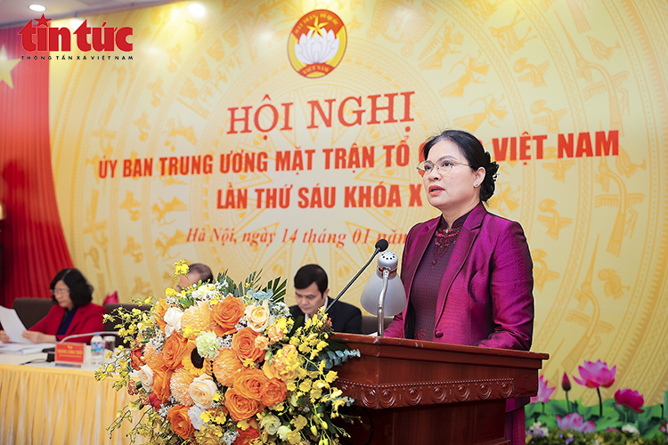 Tân Phó Chủ tịch, Tổng Thư ký Ủy ban Trung ương Mặt trận Tổ quốc Việt Nam Hà Thị Nga phát biểu nhận nhiệm vụ. Ảnh: TTXVN.