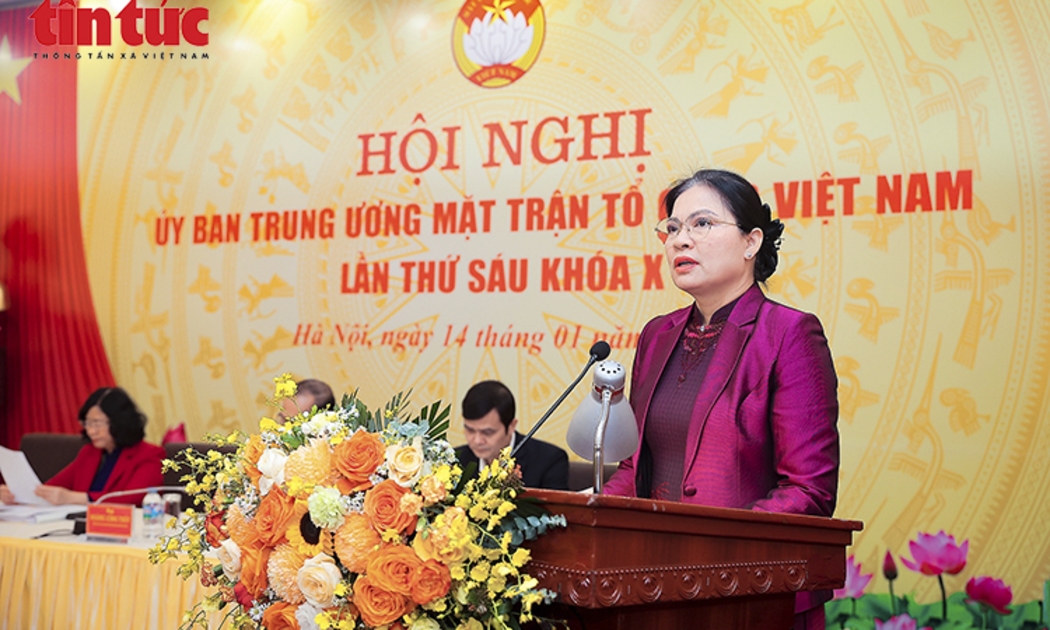 Tân Phó Chủ tịch, Tổng Thư ký Ủy ban Trung ương Mặt trận Tổ quốc Việt Nam Hà Thị Nga phát biểu nhận nhiệm vụ. Ảnh: TTXVN.