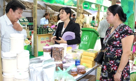 Mua sắm trực tuyến ngày càng hiện diện rõ trong giỏ chi tiêu cuối năm của nhiều gia đình tại Đồng bằng sông Cửu Long. Ảnh minh họa.