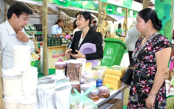 Mua sắm trực tuyến ngày càng hiện diện rõ trong giỏ chi tiêu cuối năm của nhiều gia đình tại Đồng bằng sông Cửu Long. Ảnh minh họa.