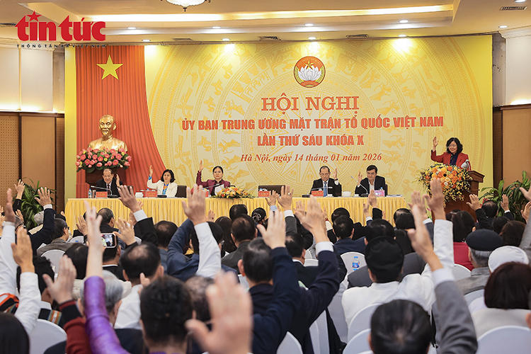 100% đại biểu tham dự Hội nghị Ủy ban Trung ương  Mặt trận Tổ quốc Việt Nam lần thứ sáu khóa X đã biểu quyết thông qua nội dung Tờ trình tại hội nghị. Ảnh: TTXVN.