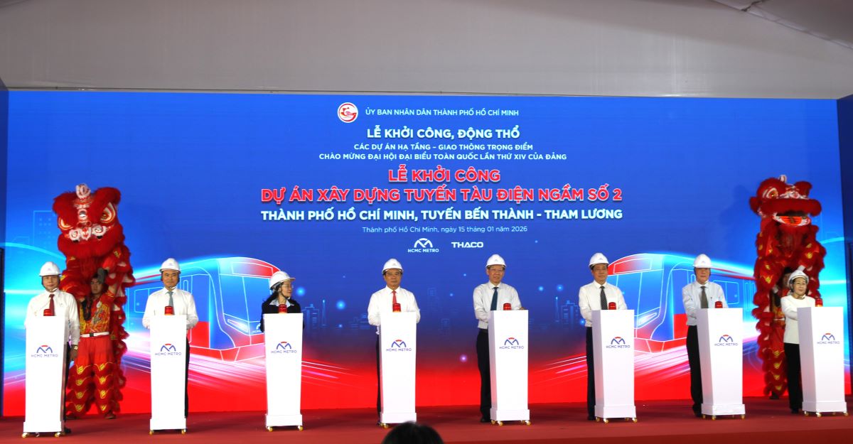 Các đại biểu thực hiện nghi thức bấm nút khởi công dự án tuyến metro số 2 - Ảnh: Cổng thông tin điện tử TP. Hồ Chí Minh.