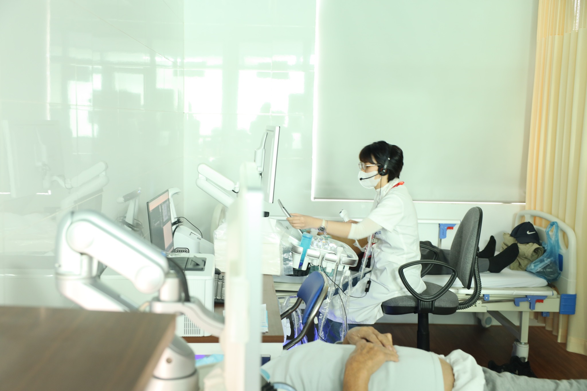 Trạm y tế được trang bị nhiều thiết bị y khoa hiện đại, đồng bộ theo tiêu chuẩn của Bệnh viện Đại học Y Hà Nội.