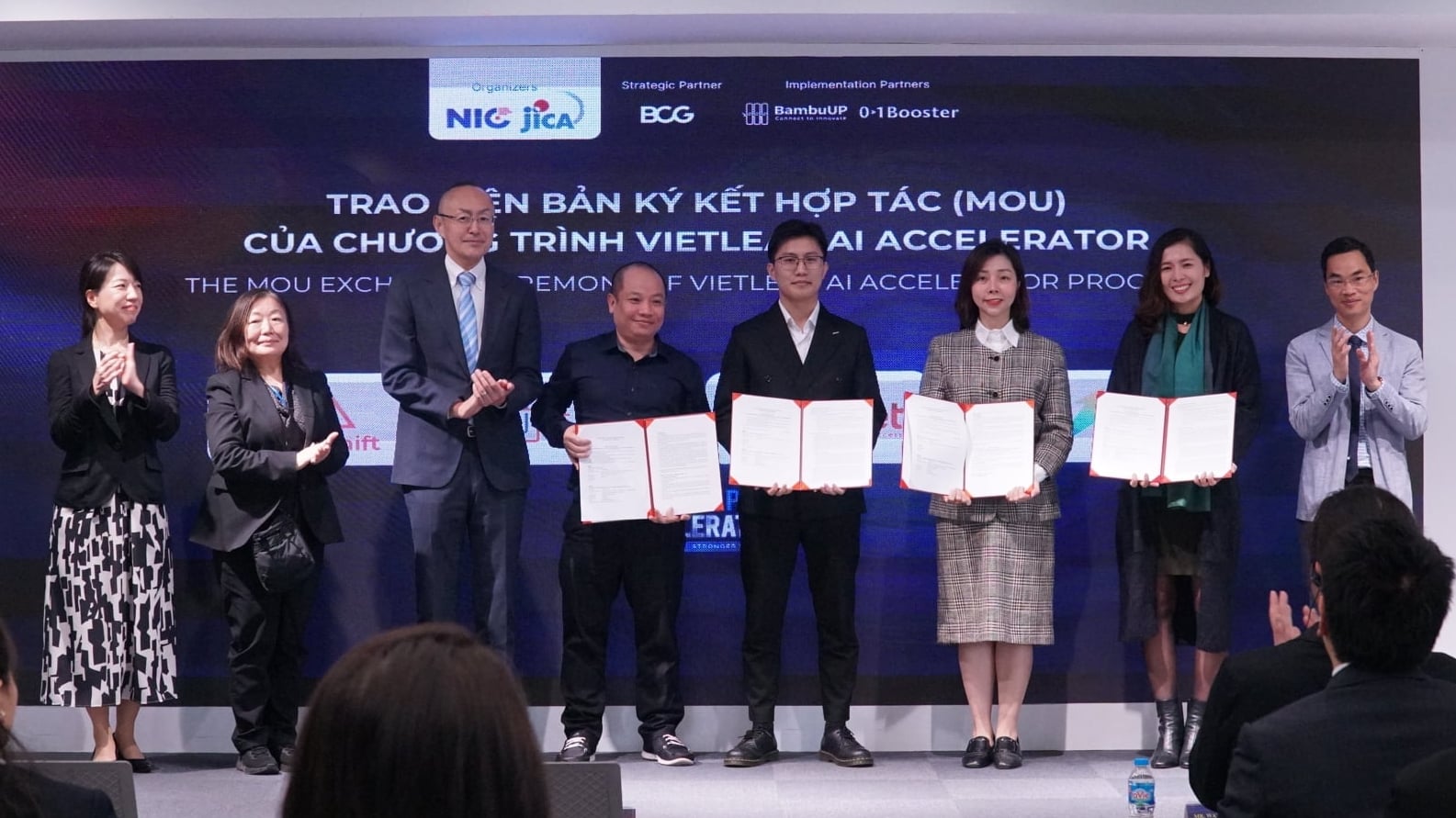 Trao biên bản ký kết hợp tác của chương trình.