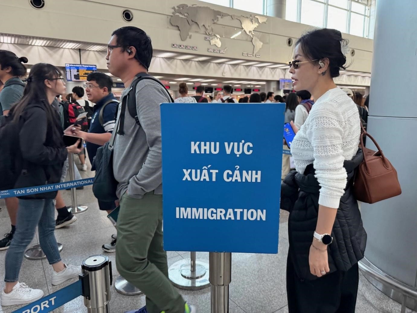 Khách Việt làm thủ tục xuất cảnh dịp Tết, phản ánh xu hướng du lịch Tết nước ngoài gia tăng. Ảnh: TransViet.