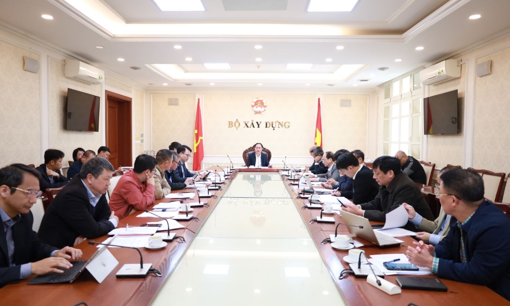Các đại biểu cùng góp ý tại cuộc họp xây dựng dự thảo Nghị định của Chính phủ quy định về quản lý vật liệu xây dựng. Ảnh: BXD