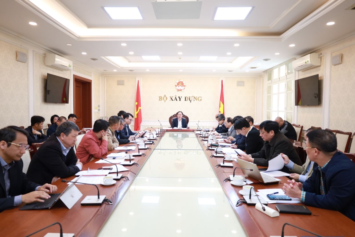 Các đại biểu cùng góp ý tại cuộc họp xây dựng dự thảo Nghị định của Chính phủ quy định về quản lý vật liệu xây dựng. Ảnh: BXD