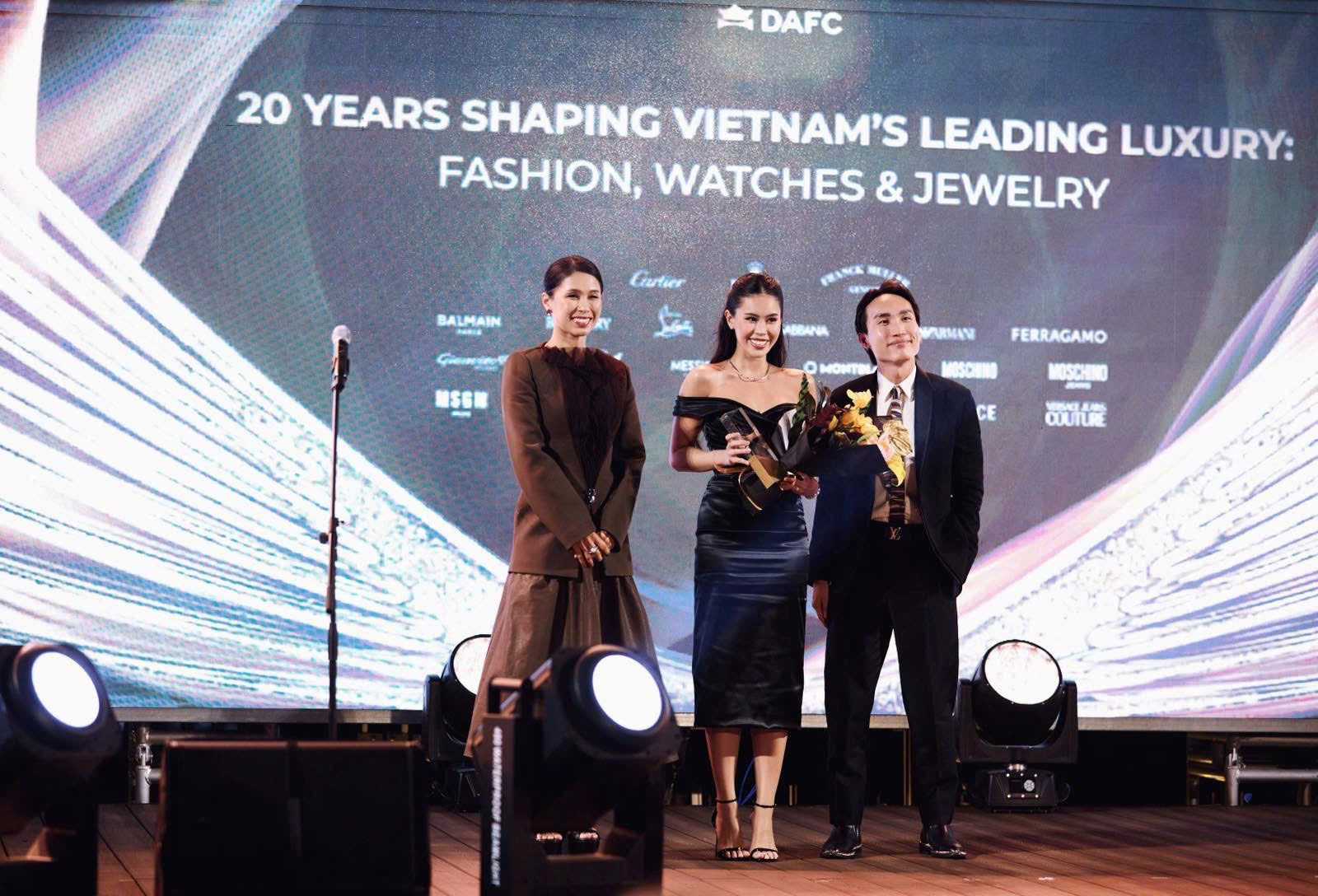 CEO Tiên Nguyễn nhận giải trên sân khấu LUXUO Asia Awards 2025.
