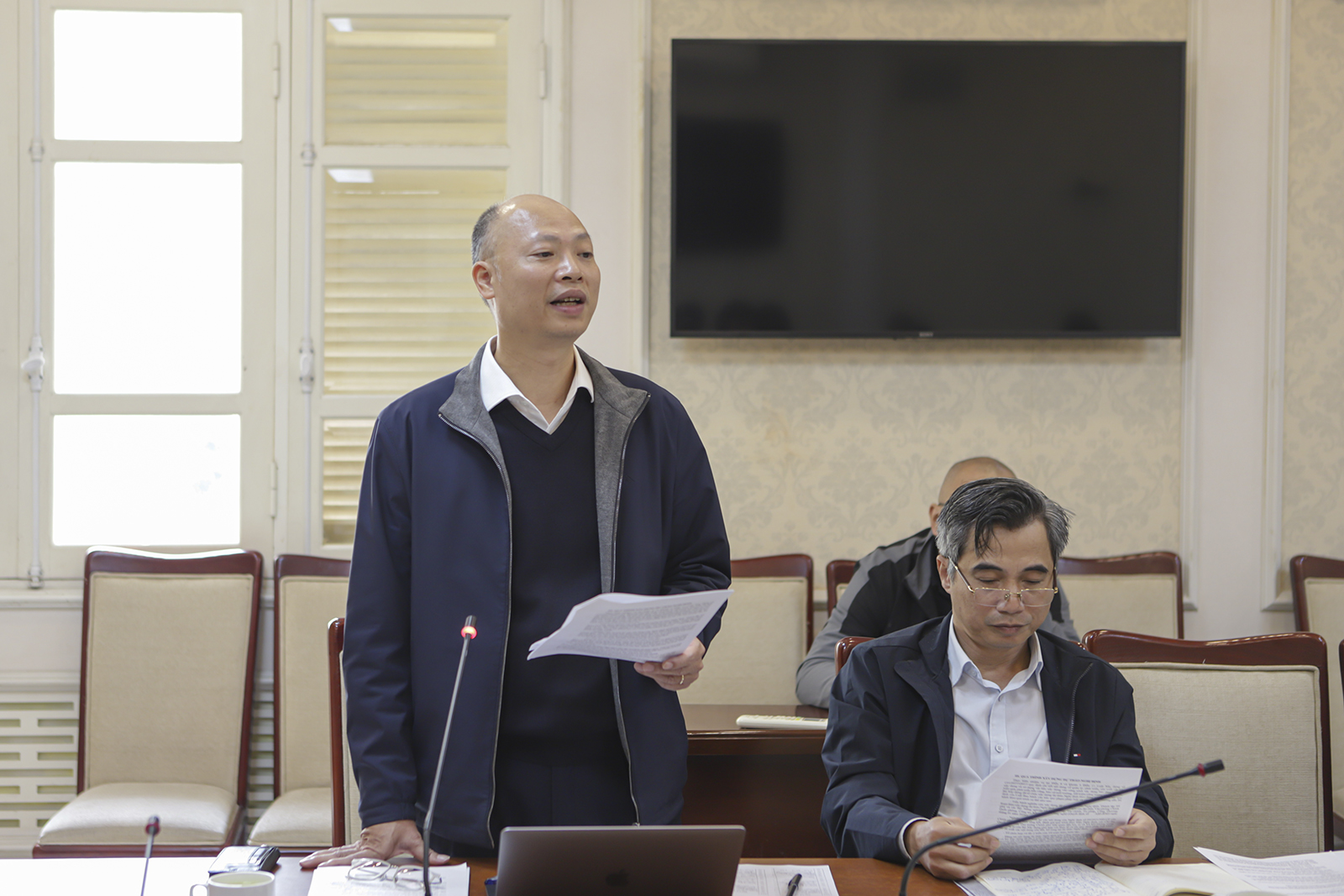 Nhiều nội dung liên quan đến dự thảo Nghị định được chia sẻ tại cuộc họp. Ảnh: TCĐTXD