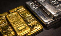 Giá vàng tiếp tục bứt phá nhờ nhu cầu “hầm trú ẩn”, giá bạc tăng còn mạnh hơn