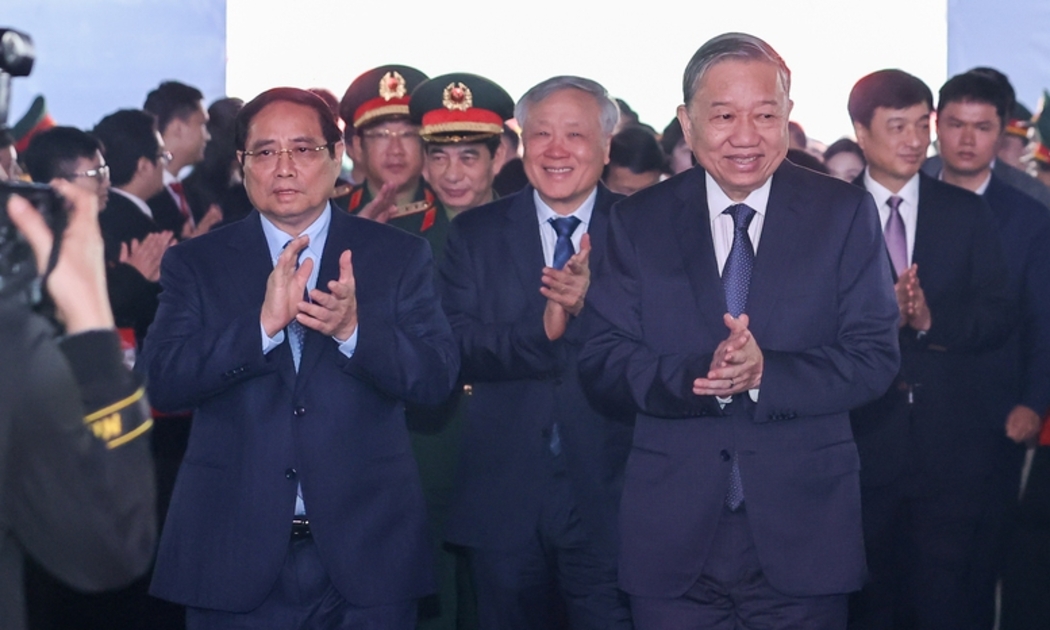 Tổng Bí thư Tô Lâm, Thủ tướng Chính phủ Phạm Minh Chính tới dự lễ khởi công nhà máy chế tạo chip bán dẫn đầu tiên tại Việt Nam - Ảnh: VGP. 