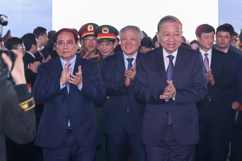 Tổng Bí thư Tô Lâm, Thủ tướng Chính phủ Phạm Minh Chính tới dự lễ khởi công nhà máy chế tạo chip bán dẫn đầu tiên tại Việt Nam - Ảnh: VGP. 