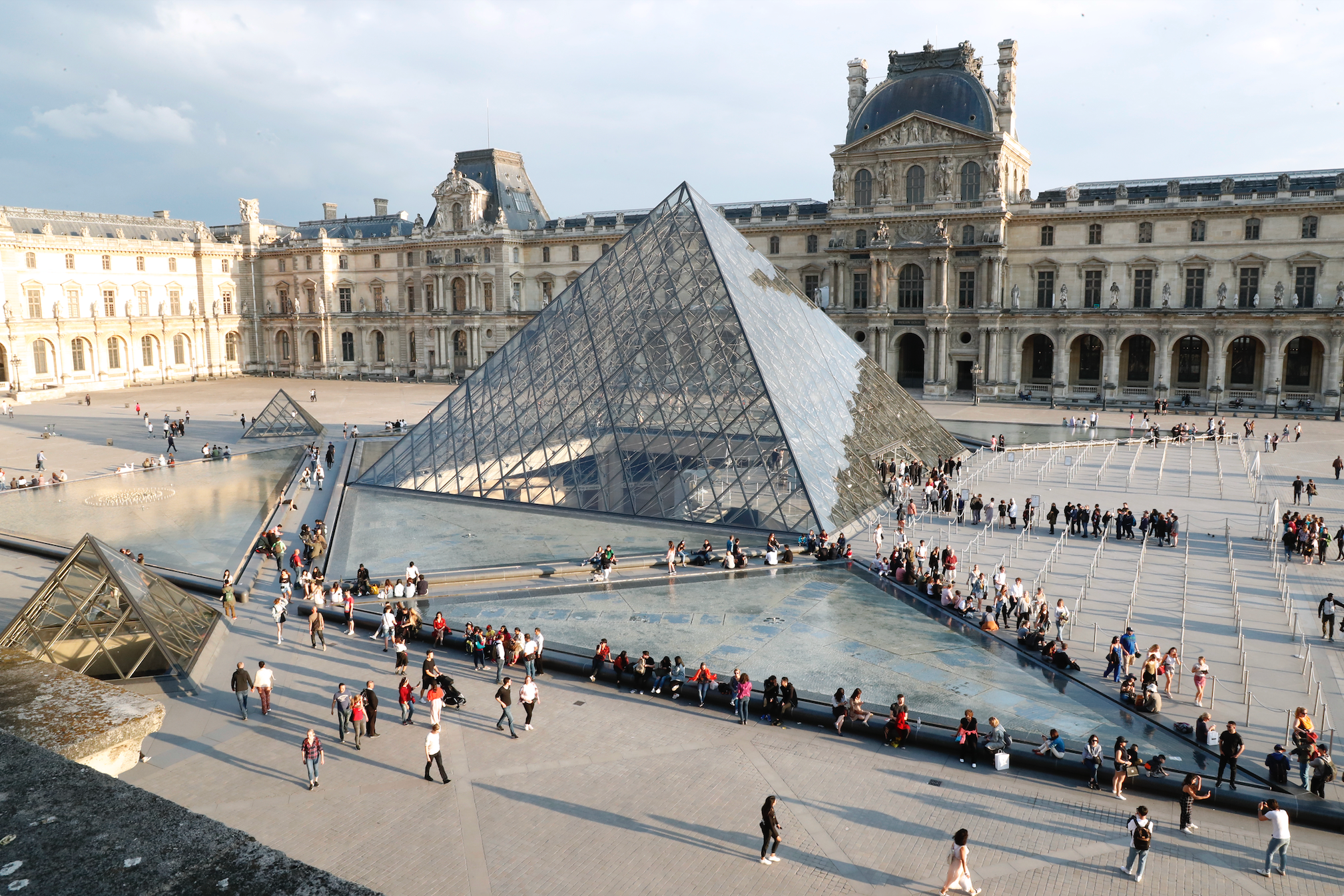 Giá vé tại Bảo tàng Louvre sẽ tăng 45%.