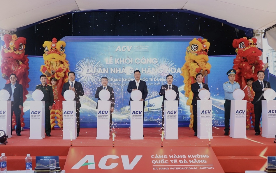 Lãnh đạo TP Đà Nẵng và Ngành hàng không thực hiện nghi thức khởi công dự án.