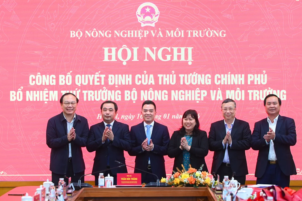 Lãnh đạo Bộ Nông nghiệp và Môi trường chúc mừng Thứ trưởng Đặng Ngọc Điệp. Ảnh: Tùng Đinh