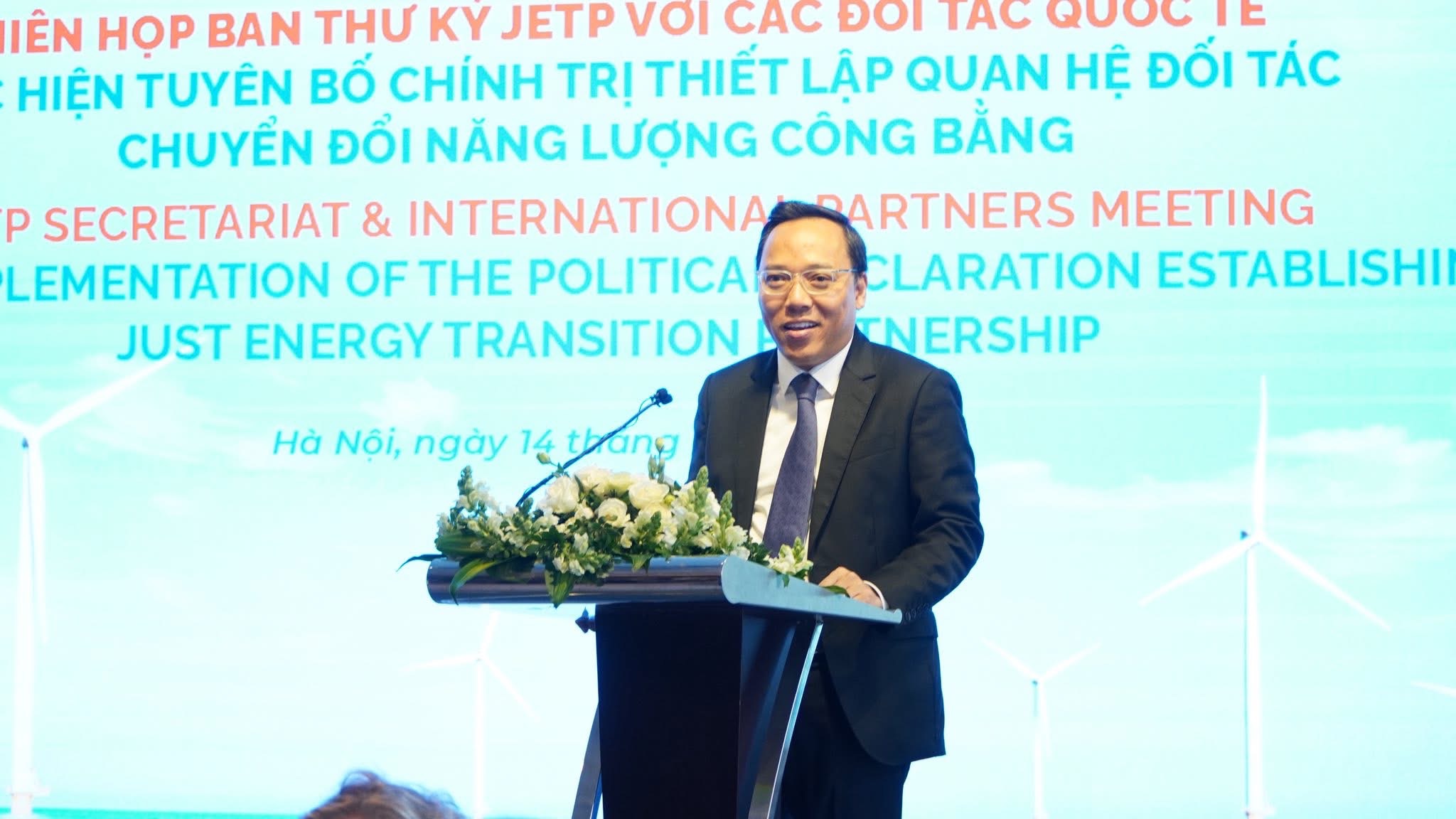 Thứ trưởng Bộ Công Thương Nguyễn Hoàng Long tại Phiên họp