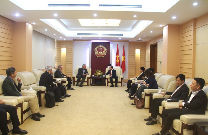 Bộ Khoa học và Công nghệ làm việc với ASML.