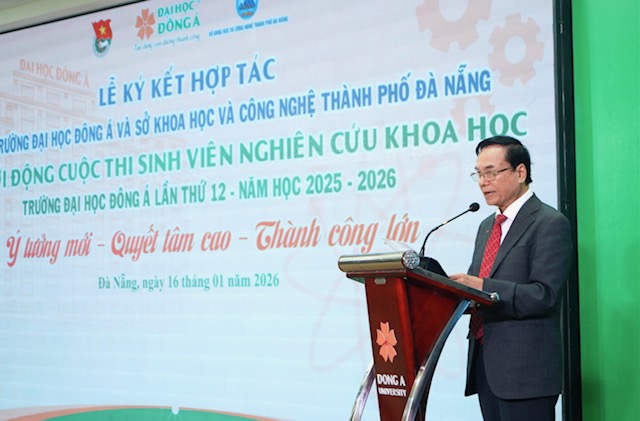 Thầy Lương Minh Sâm, Chủ tịch Hội đồng trường Đại học Đông Á, phát biểu tại lễ ký.