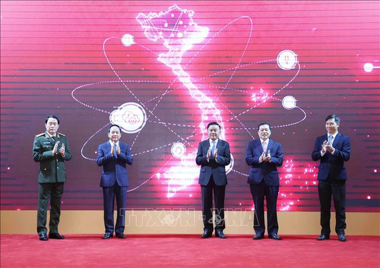Thường trực Ban Bí thư Trần Cẩm Tú cùng các đại biểu nhấn nút khai trương ứng dụng của ngành Tuyên giáo và Dân vận trên điện thoại di động.