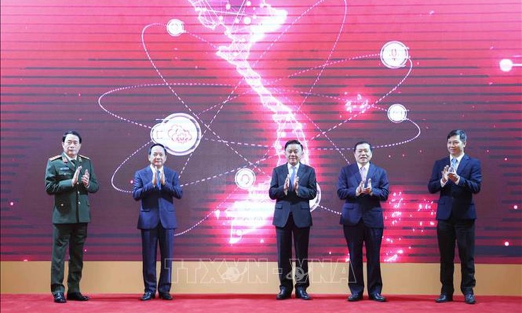 Thường trực Ban Bí thư Trần Cẩm Tú cùng các đại biểu nhấn nút khai trương ứng dụng của ngành Tuyên giáo và Dân vận trên điện thoại di động.