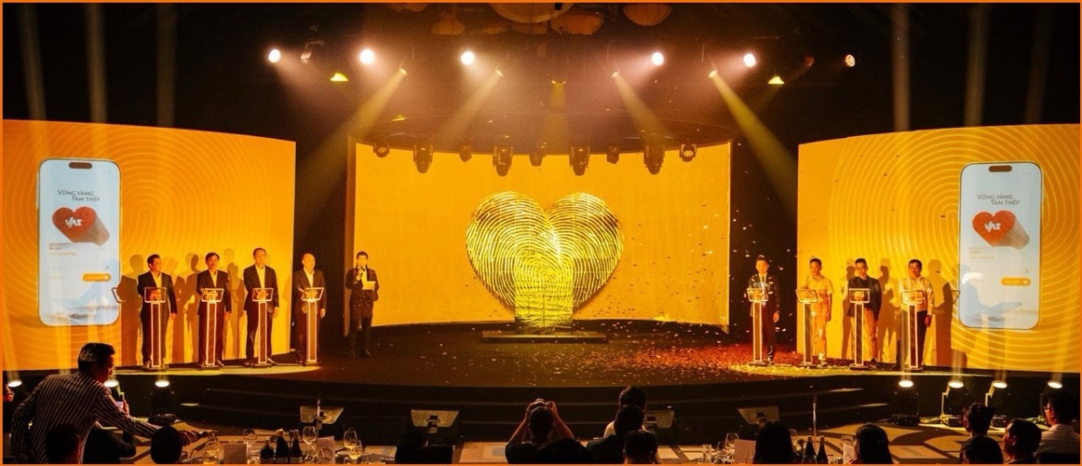 Ban lãnh đạo Tập Đoàn VAS chính thức kích hoạt ứng dụng Sales Portal.&nbsp;Ảnh: VAS.