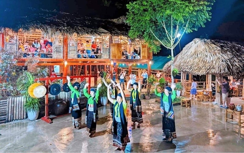 Bản Mạ tại xã miền núi Thường Xuân - một địa điểm du lịch cộng đồng thu hút lượng lớn khách du lịch.