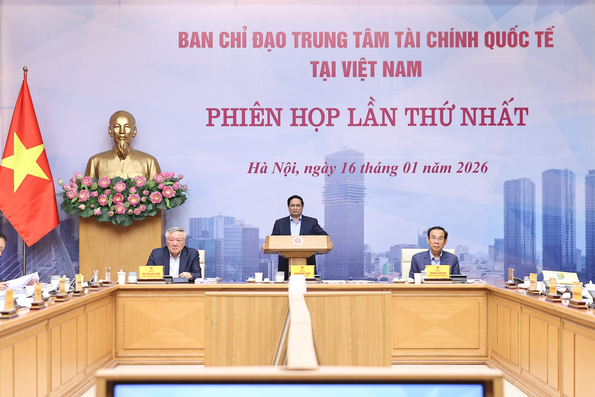 Thủ tướng chủ trì phiên họp thứ nhất của Ban Chỉ đạo Trung tâm Tài chính Quốc tế tại Việt Nam (Ảnh: VGP).