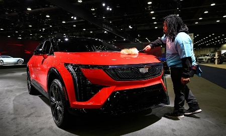Một công nhân đang lau bụi trên chiếc Cadillac Optiq Premium Sport đời 2026 tại Triển lãm Ô tô Detroit. Ảnh: AP/Jose Juarez