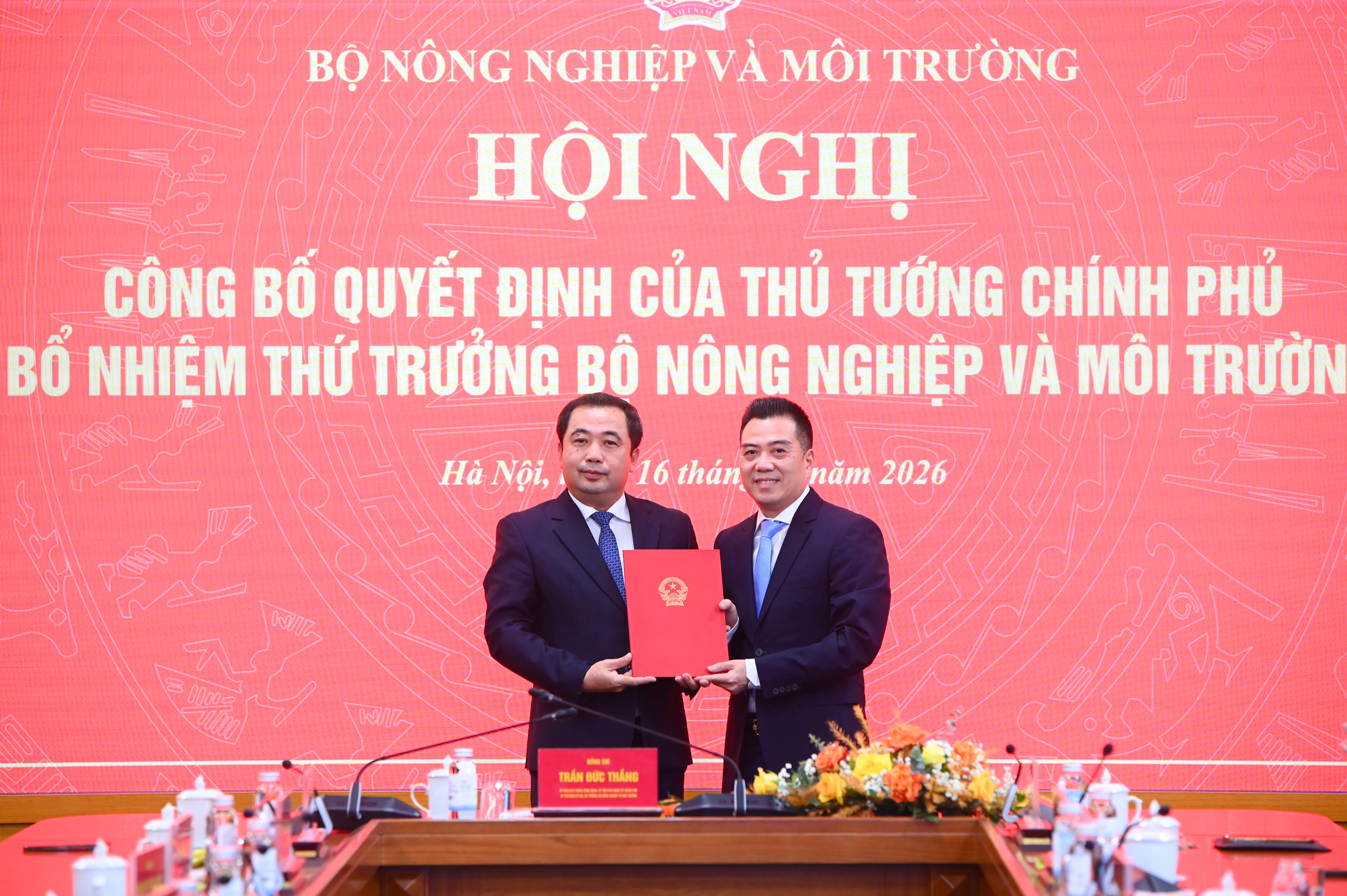 Chiều 16/1, thừa uỷ quyền của Thủ tướng Chính phủ, Bộ trưởng Trần Đức Thắng trao Quyết định bổ nhiệm ông Đặng Ngọc Điệp giữ chức Thứ trưởng Bộ Nông nghiệp và Môi trường. Ảnh: Tùng Đinh