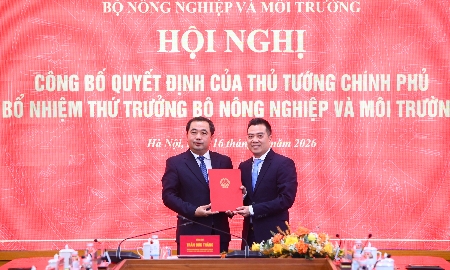 Chiều 16/1, thừa uỷ quyền của Thủ tướng Chính phủ, Bộ trưởng Trần Đức Thắng trao Quyết định bổ nhiệm ông Đặng Ngọc Điệp giữ chức Thứ trưởng Bộ Nông nghiệp và Môi trường. Ảnh: Tùng Đinh