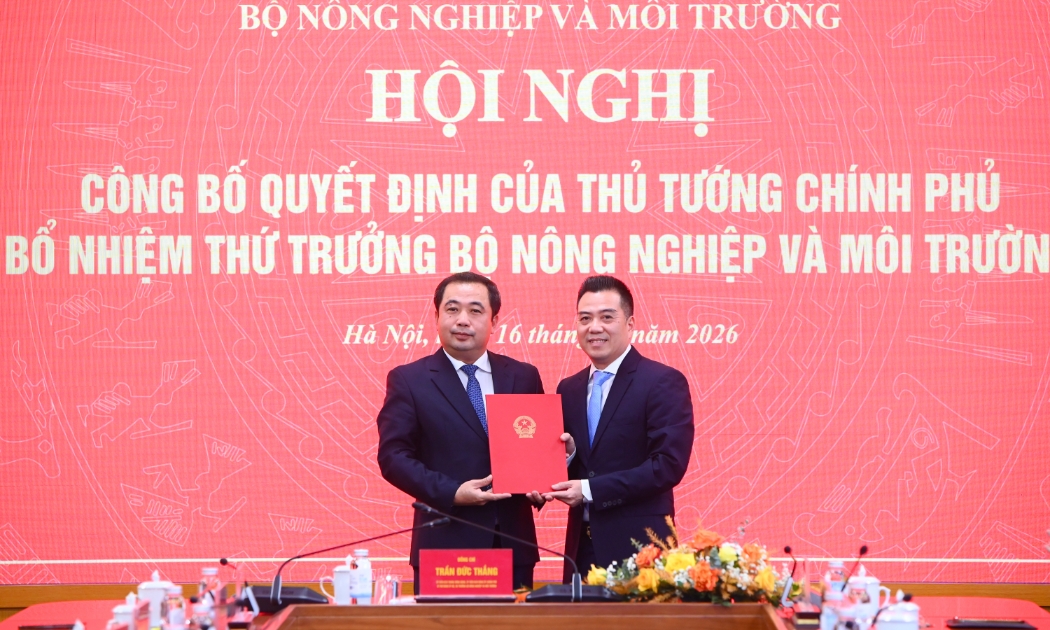 Chiều 16/1, thừa uỷ quyền của Thủ tướng Chính phủ, Bộ trưởng Trần Đức Thắng trao Quyết định bổ nhiệm ông Đặng Ngọc Điệp giữ chức Thứ trưởng Bộ Nông nghiệp và Môi trường. Ảnh: Tùng Đinh