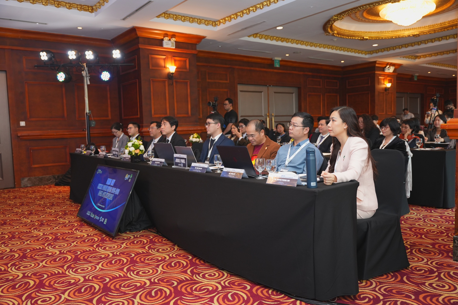 Sự tham gia của giám khảo cộng đồng là điểm khác biệt quan trọng của chương trình