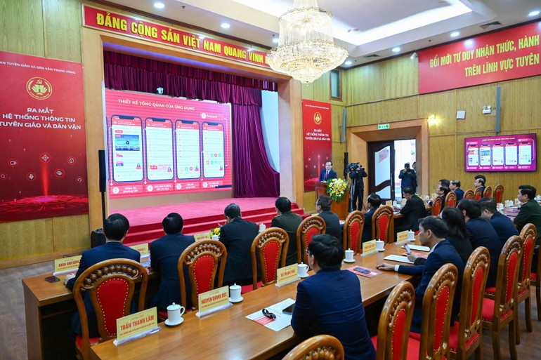 Quang cảnh Lễ ra mắt App TGDV trên điện thoại di động. Ảnh: Nhân Dân.