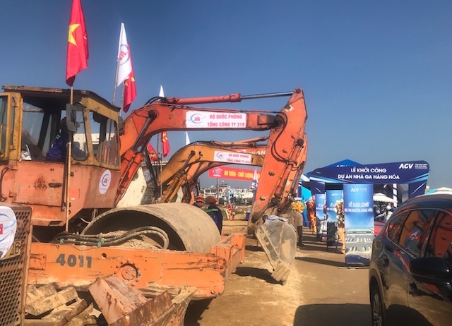 Thiết bị thi công&nbsp; trong ngày khởi công dự án. Ảnh Ngô Anh Văn