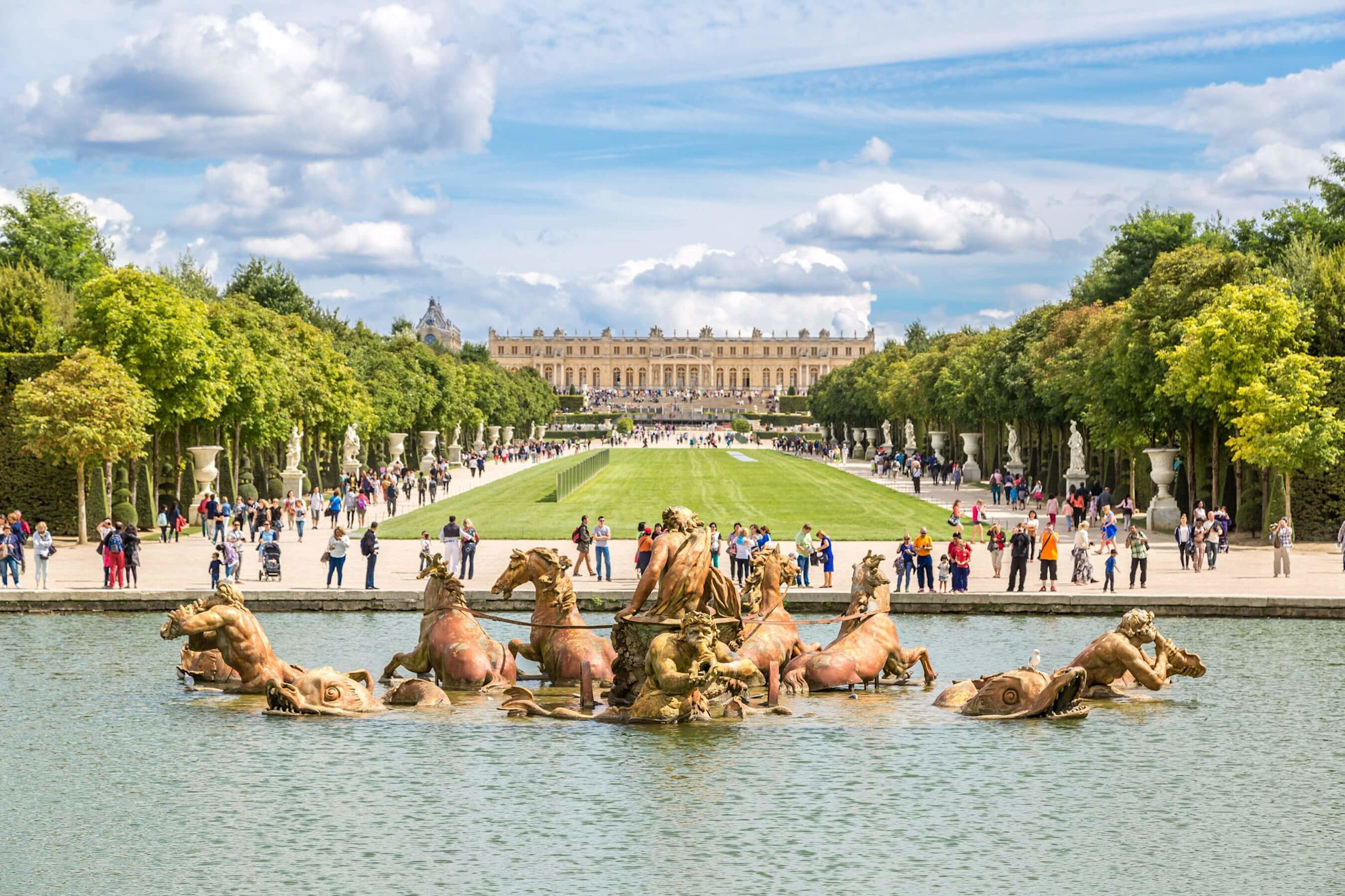 Tại Cung điện Versailles, giá vé trong mùa cao điểm có thể lên tới 35 EUR đối với công dân ngoài EU. 