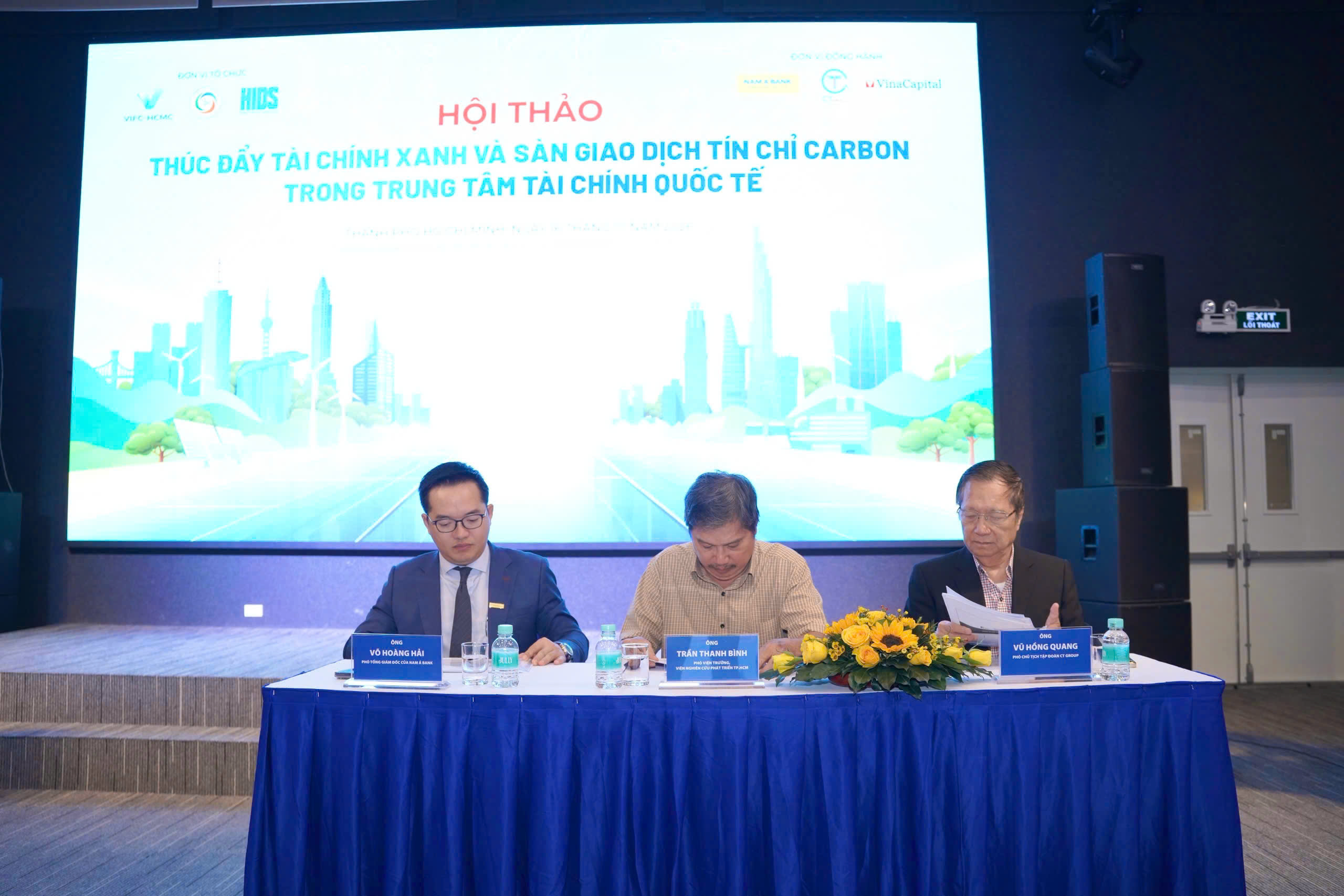 Ông Võ Hoàng Hải - Phó Tổng Giám đốc Nam A Bank trình bày Sáng kiến Cộng đồng tài chính xanh trong Trung tâm Tài chính Quốc tế. Ảnh: Nam A Bank.